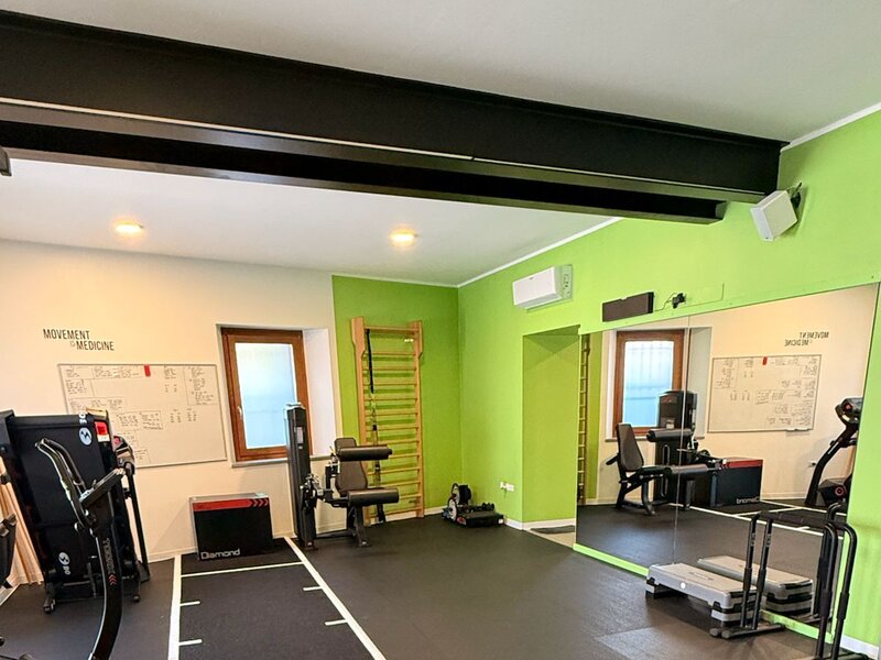 Area cardio e funzionale con tapis roulant e spalliera a Flaibano